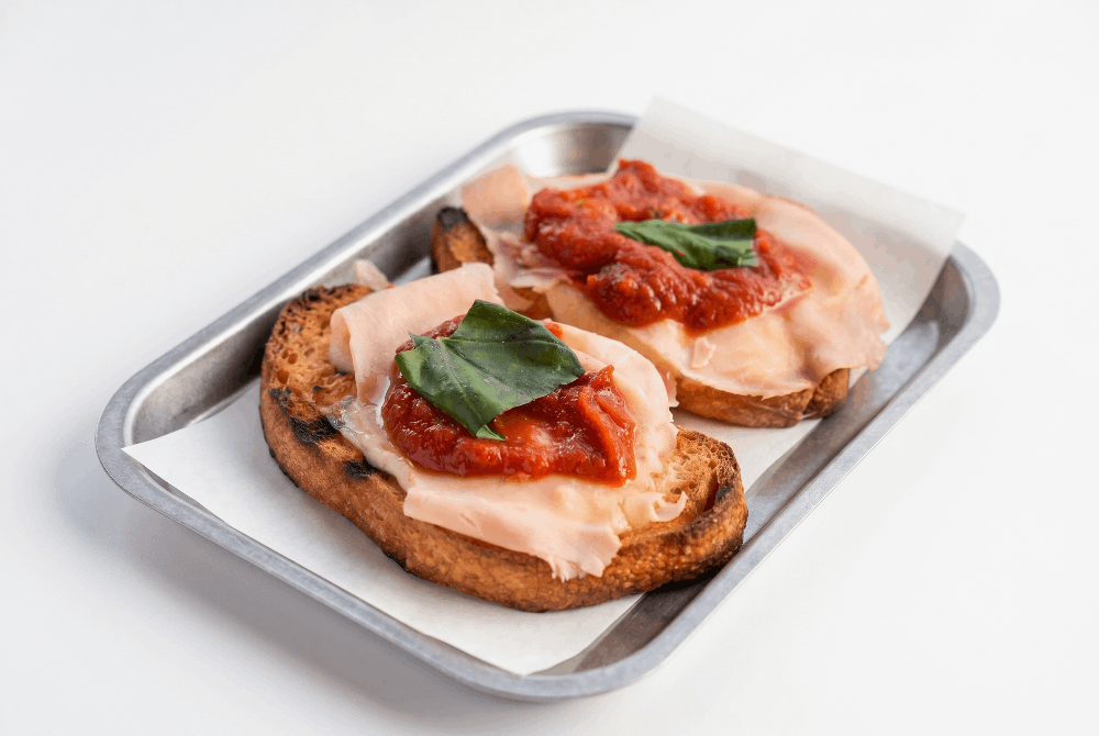 Bruschetta prosciutto cotto, fiordilatte e pomodoro